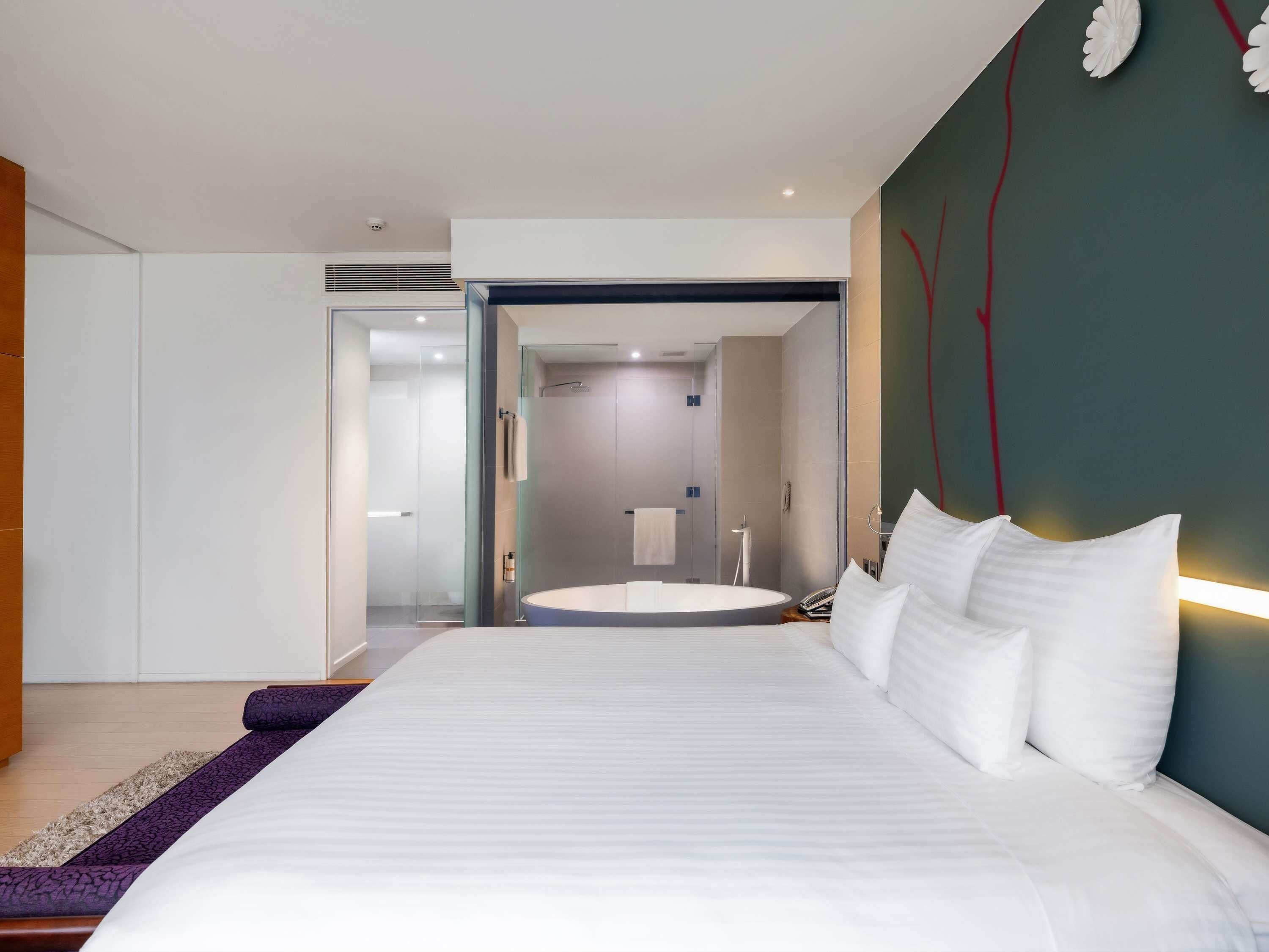 Executive Suite, 1 King Bed | Free minibar items, in-room safe, desk, free WiFi