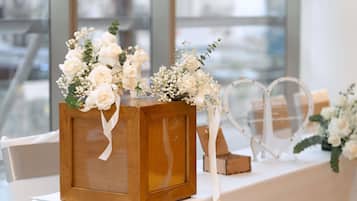 Une boîte en bois avec des fleurs blanches posée sur une table, un décor en forme de cœur et un miroir.