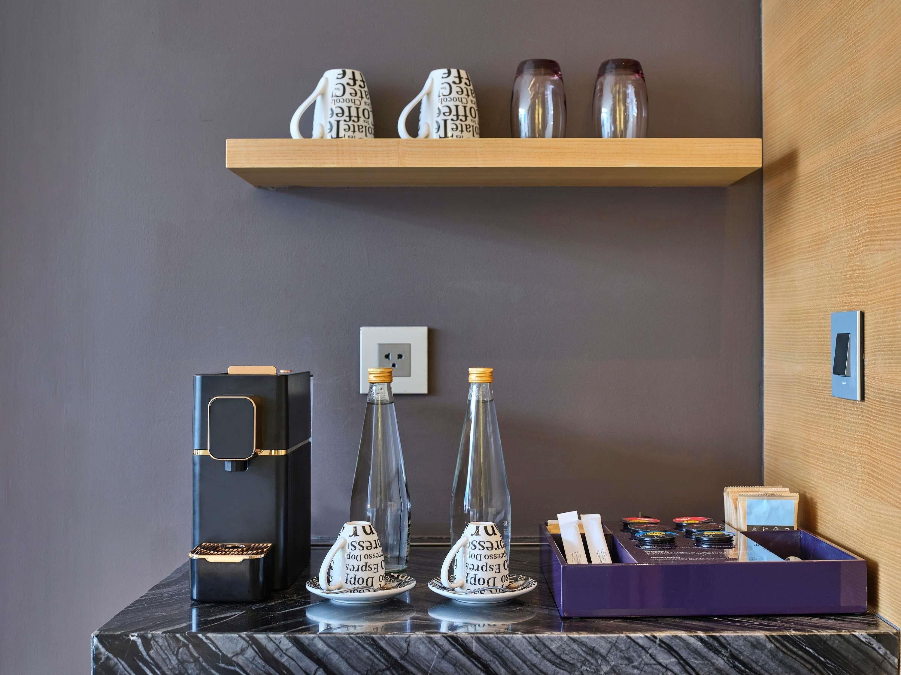 Frigobar (abastecido com alguns itens grátis), cofres nos quartos