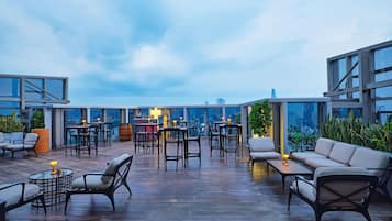 2 bars/lounges, cocktail bar, rooftop bar