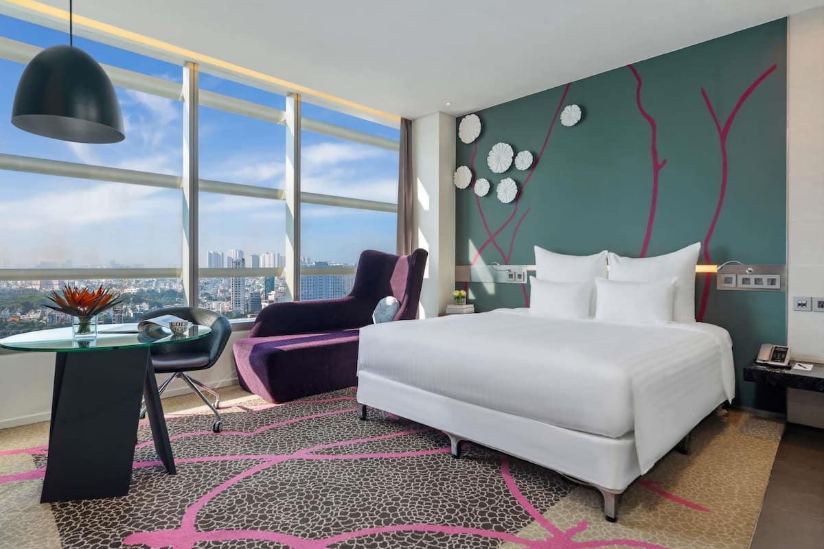 Executive Room, 1 King Bed | Free minibar items, in-room safe, desk, free WiFi