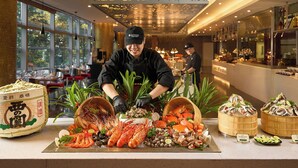 Un bufé de mariscos con diferentes tipos de mariscos expuestos en una barra.