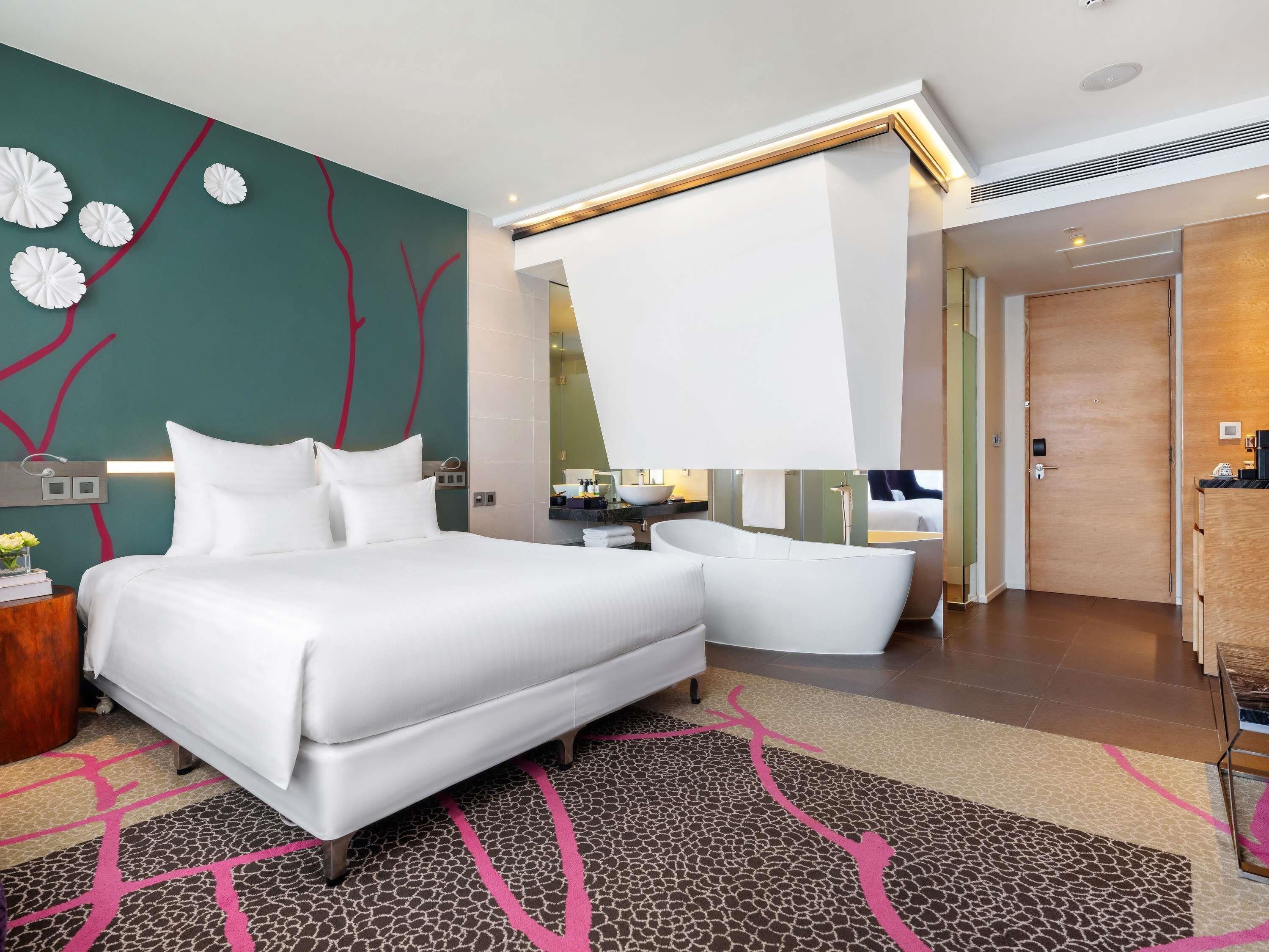 Minibar (mit einigen kostenlosen Artikeln), Zimmersafe, Schreibtisch