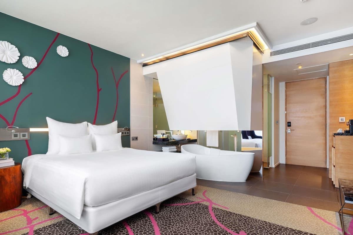 Minibar (mit einigen kostenlosen Artikeln), Zimmersafe, Schreibtisch