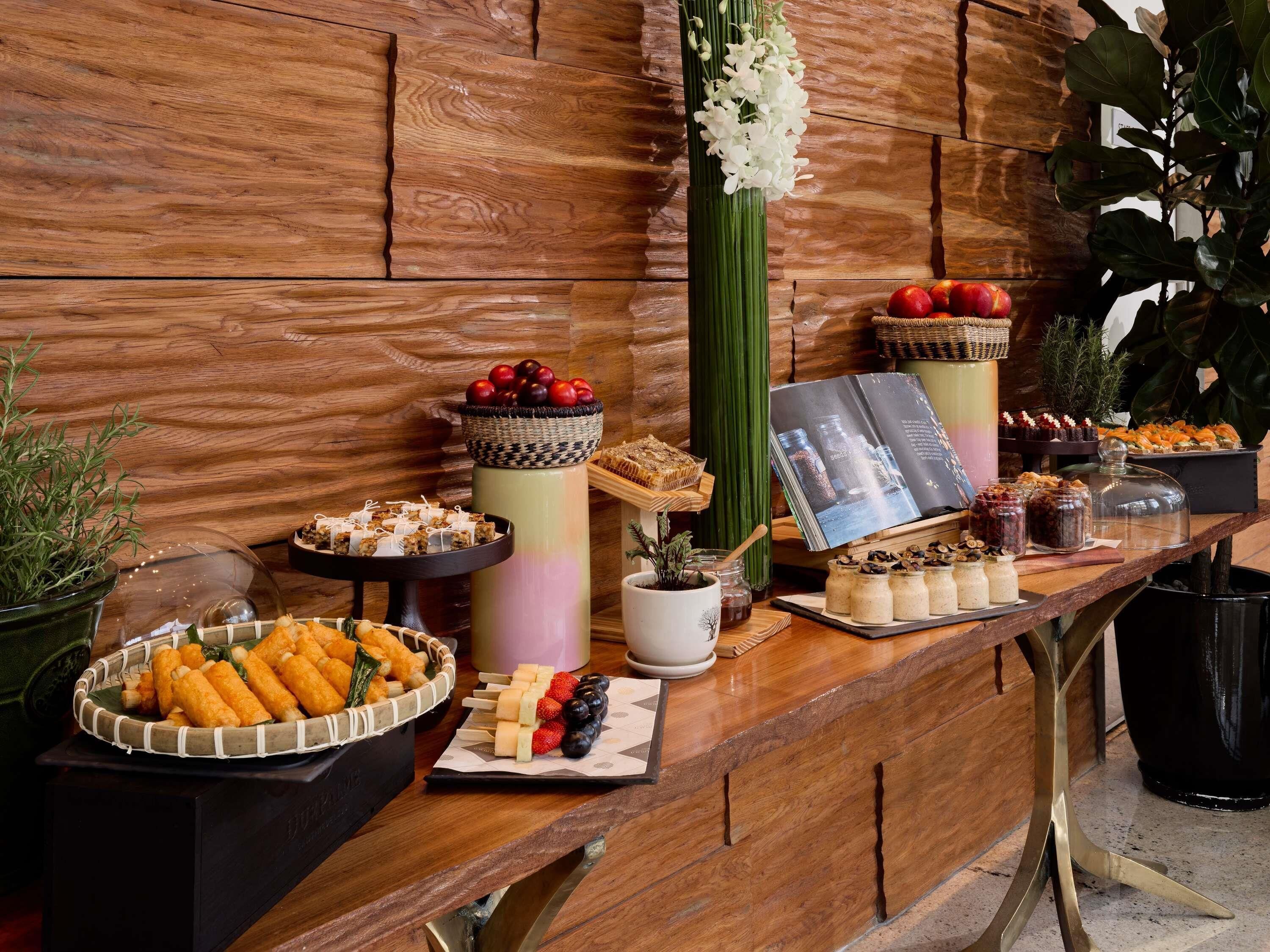 Une table de buffet avec divers plats et un magazine.