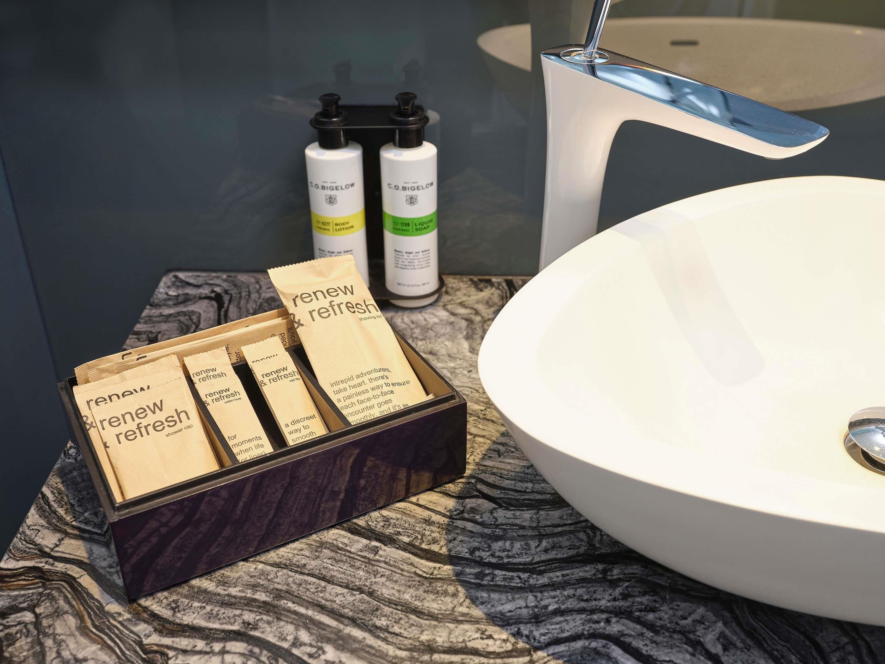 Frigobar (abastecido com alguns itens grátis), cofres nos quartos