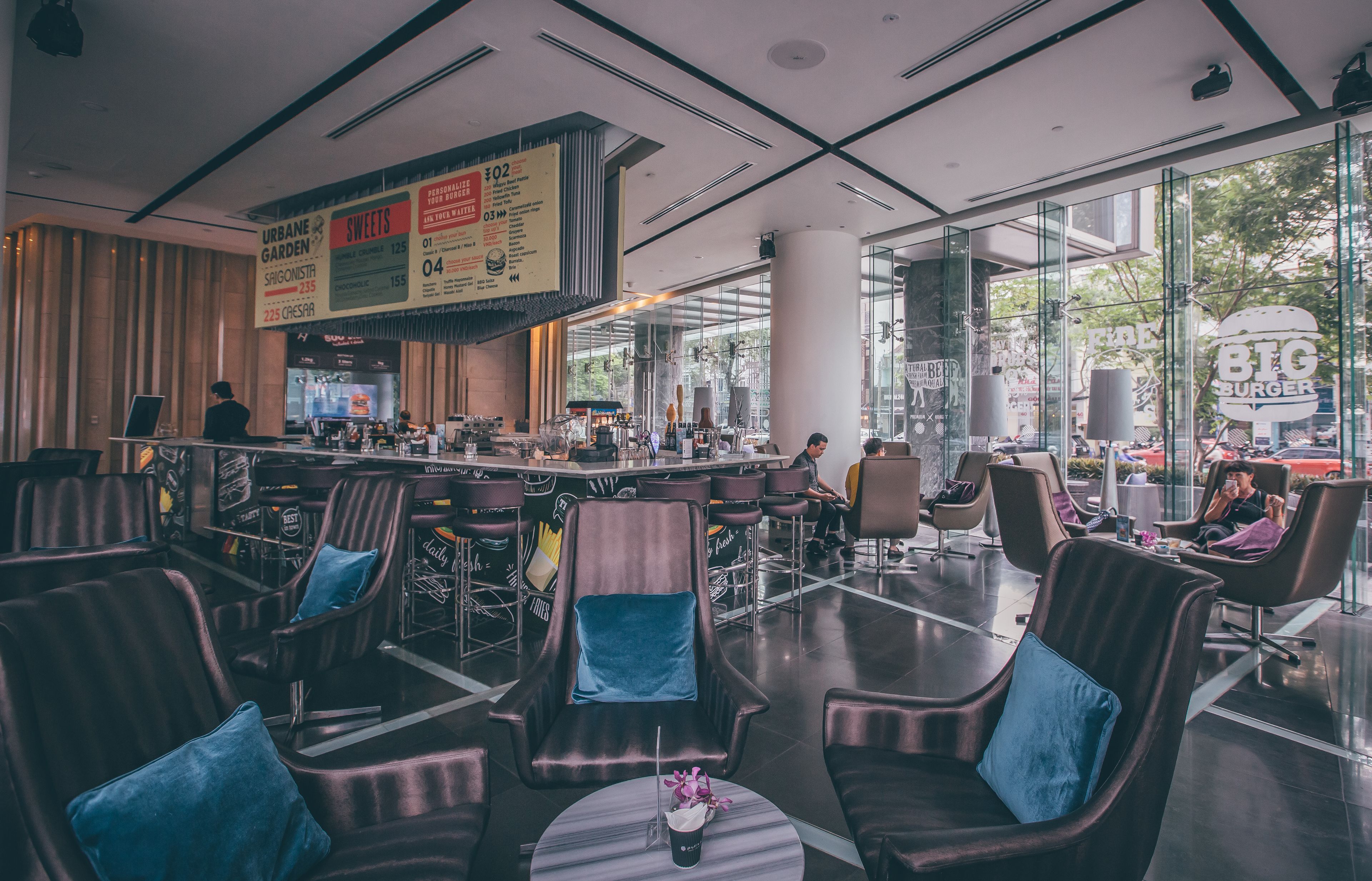 2 bars/lounges, cocktail bar, rooftop bar