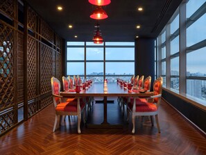 3 restaurantes; se sirve desayuno, almuerzo y cena; cocina internacional