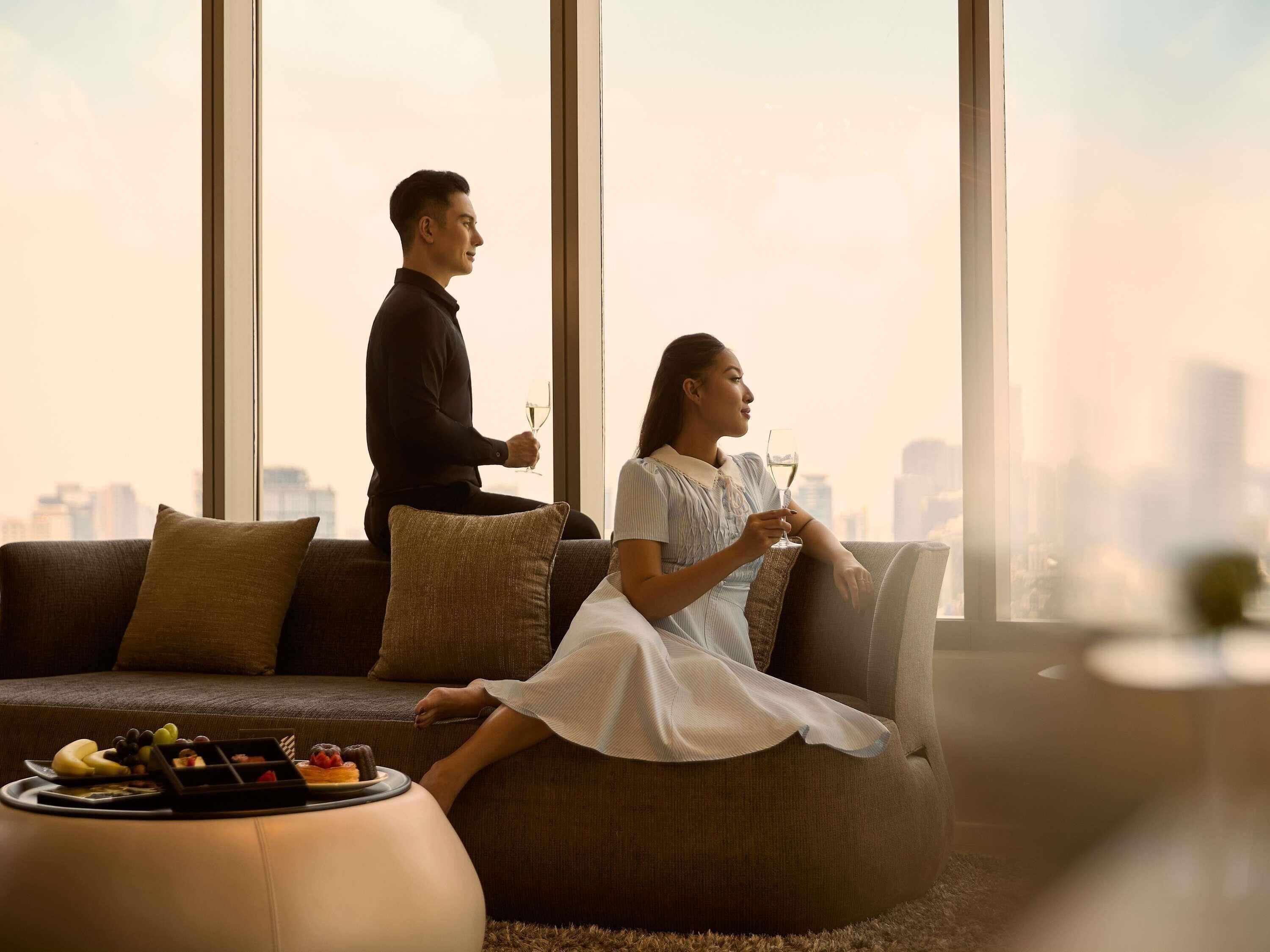 Minibar med vissa gratis produkter och värdeförvaringsskåp på rummet