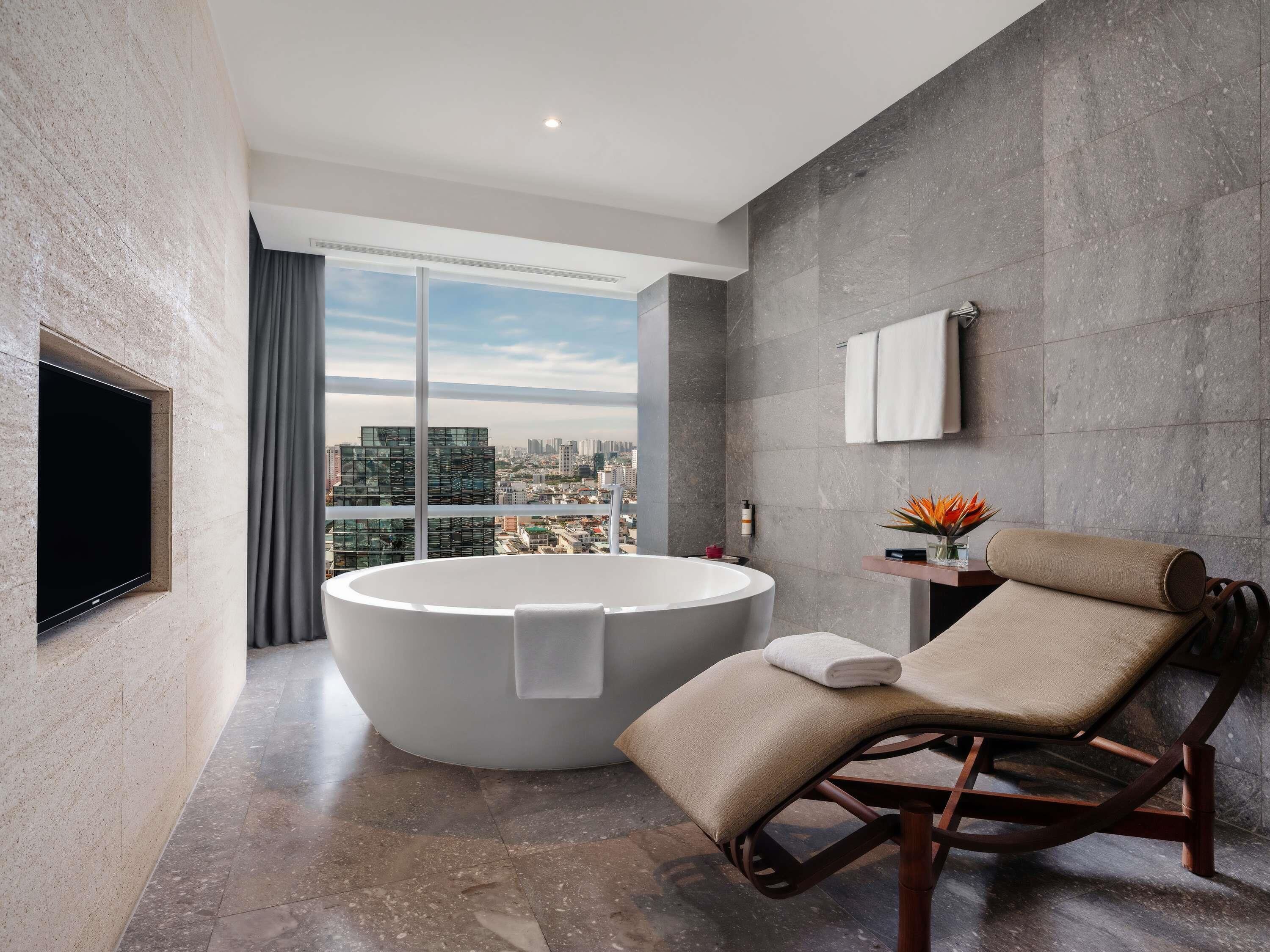 Mini-bar avec articles gratuits, coffres-forts dans les chambres, bureau