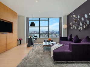 Executive Suite, 1 King Bed | Free minibar items, in-room safe, desk, free WiFi