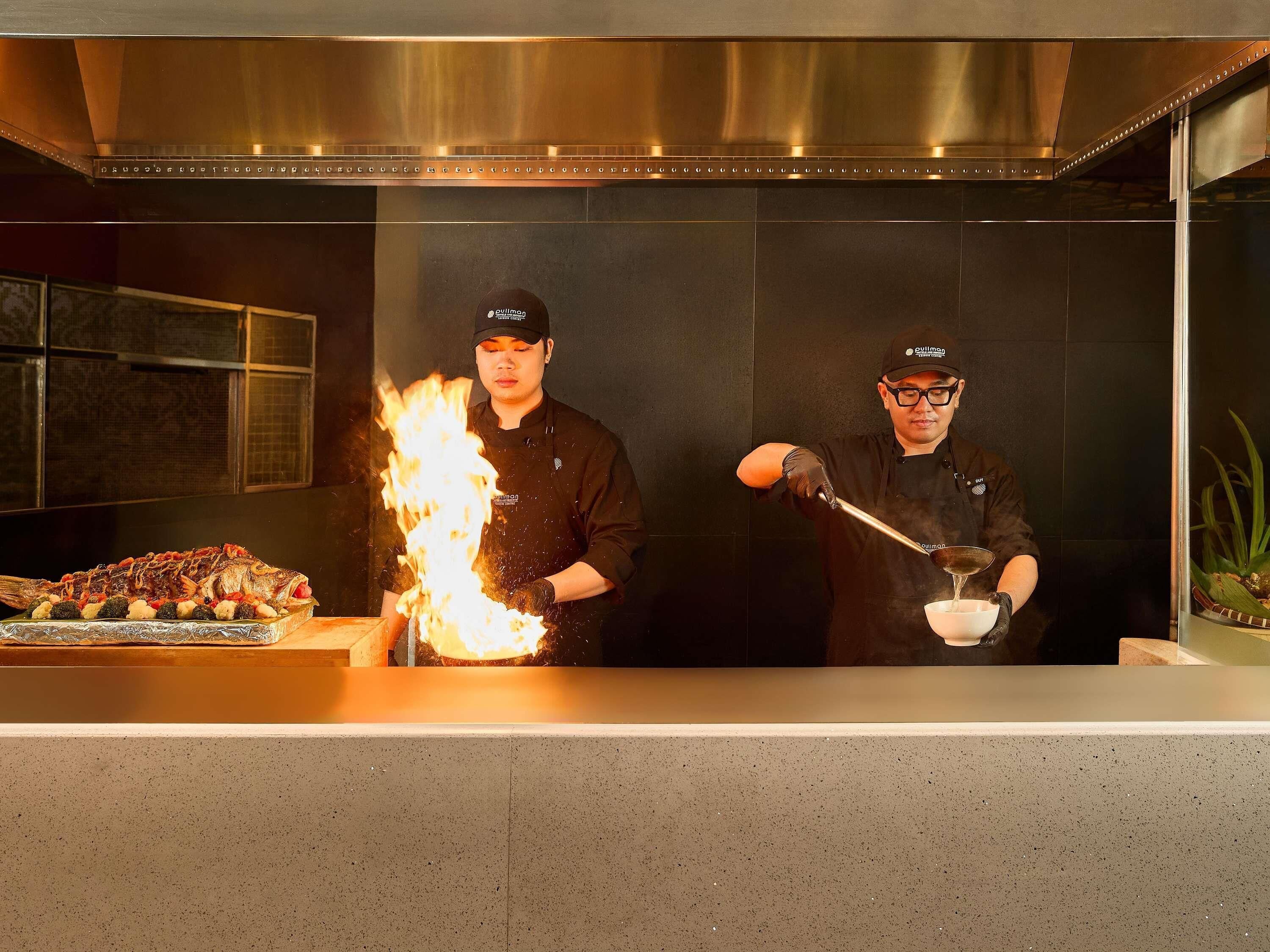 3 restaurants servant le petit déjeuner, le déjeuner et le dîner