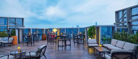 2 Bars/Lounges, Cocktailbar, Bar auf der Dachterrasse