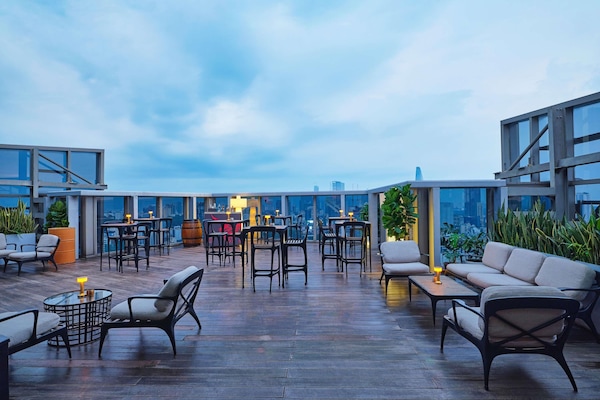 2 bars/lounges, cocktail bar, rooftop bar