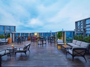 2 barer/lounger, cocktailbar och bar på takterrassen
