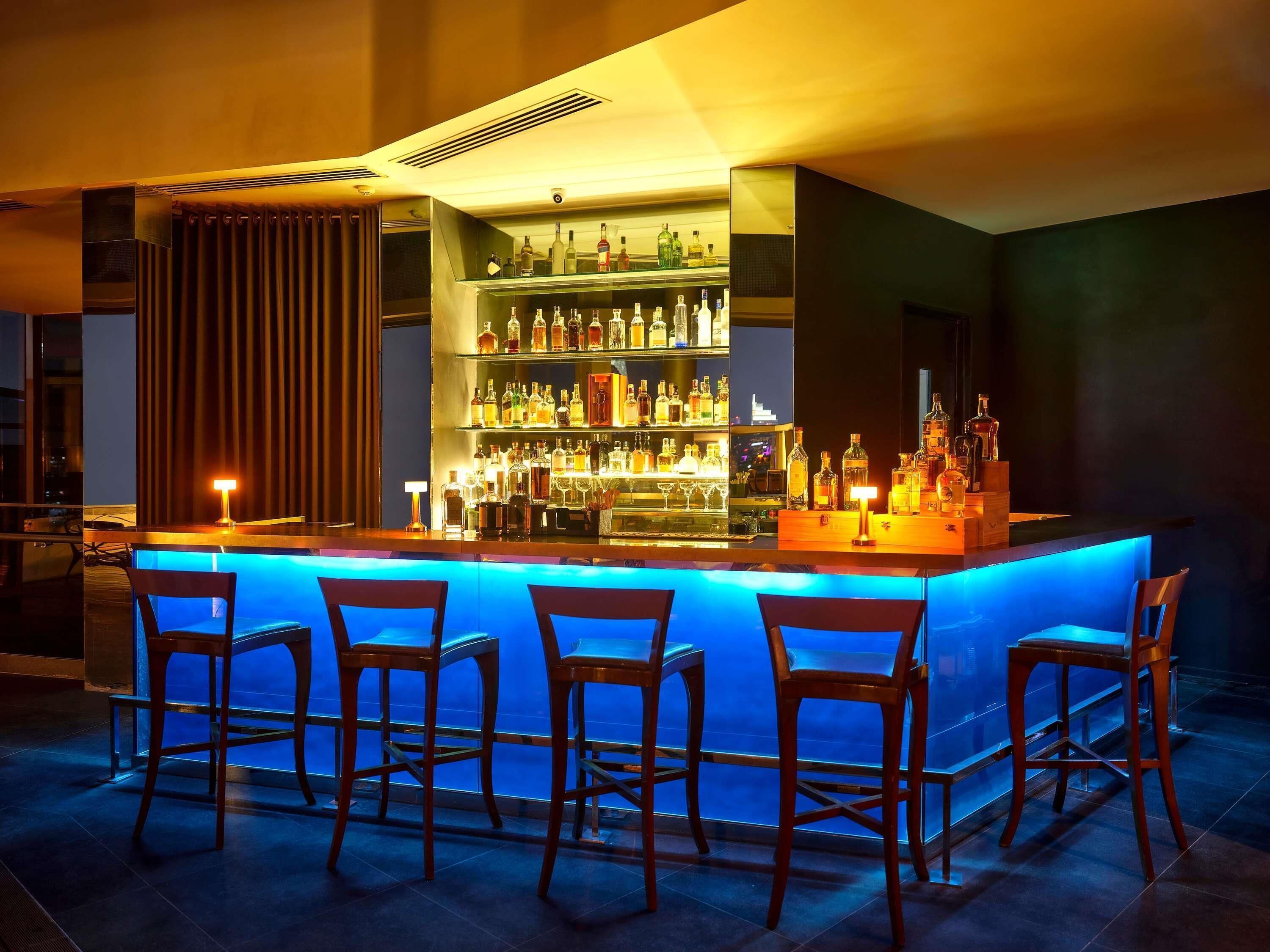 Bar (trong khuôn viên)