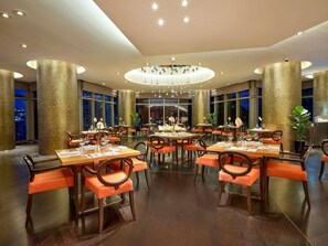 3 restaurantes; se sirve desayuno, almuerzo y cena; cocina internacional