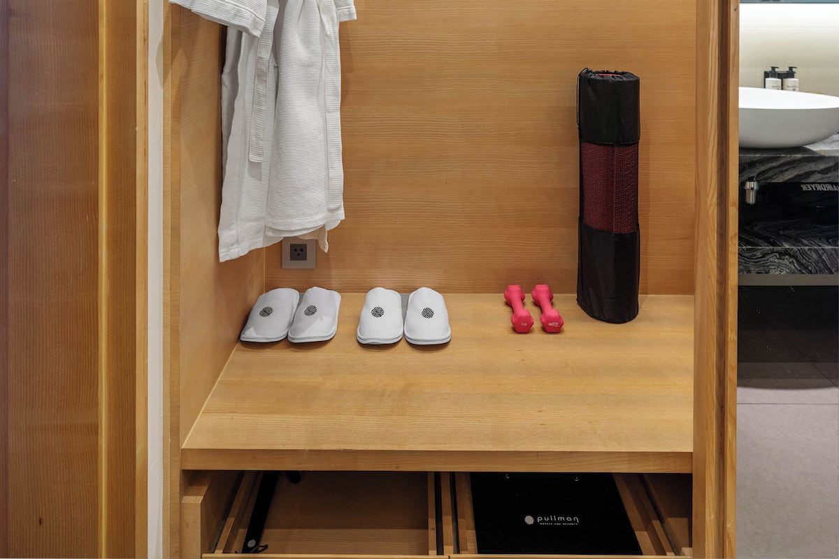Executive Suite, 1 King Bed | 1 bedroom, free minibar items, in-room safe, desk