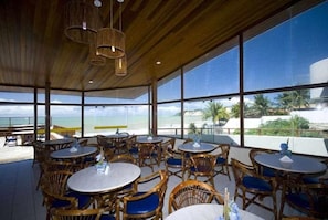 Se sirven desayunos y cocina local (con vistas al mar)