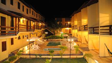 2 piscinas externas, guarda-sóis, espreguiçadeiras