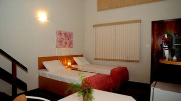 Familia | Frigobar, individualmente mobiliados, escrivaninha, cortinas blackout