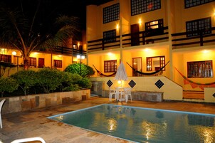 2 室外游泳池，池畔遮阳伞，日光浴躺椅