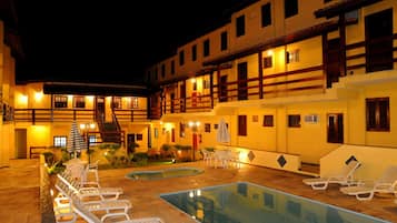 2 piscinas externas, guarda-sóis, espreguiçadeiras