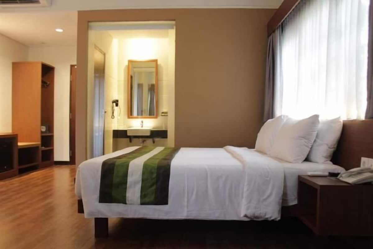 In-room safe, desk, free WiFi, bed sheets