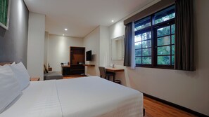 Grand Deluxe | Living area | 26-inch LCD TV with cable channels, TV - Grand Whiz Hotel Nusa Dua (Nusa Dua)