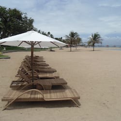 Trên bãi biển, cát trắng, khăn tắm biển