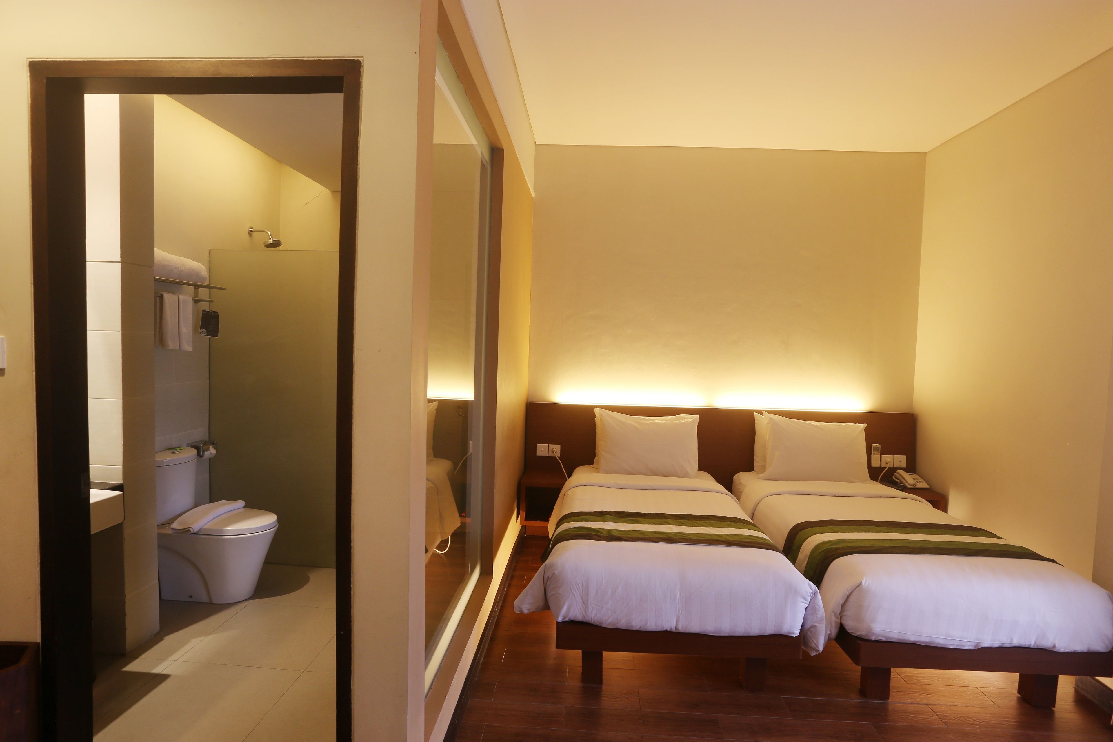 standard room | in-room safe, desk, free wifi, bed sheets