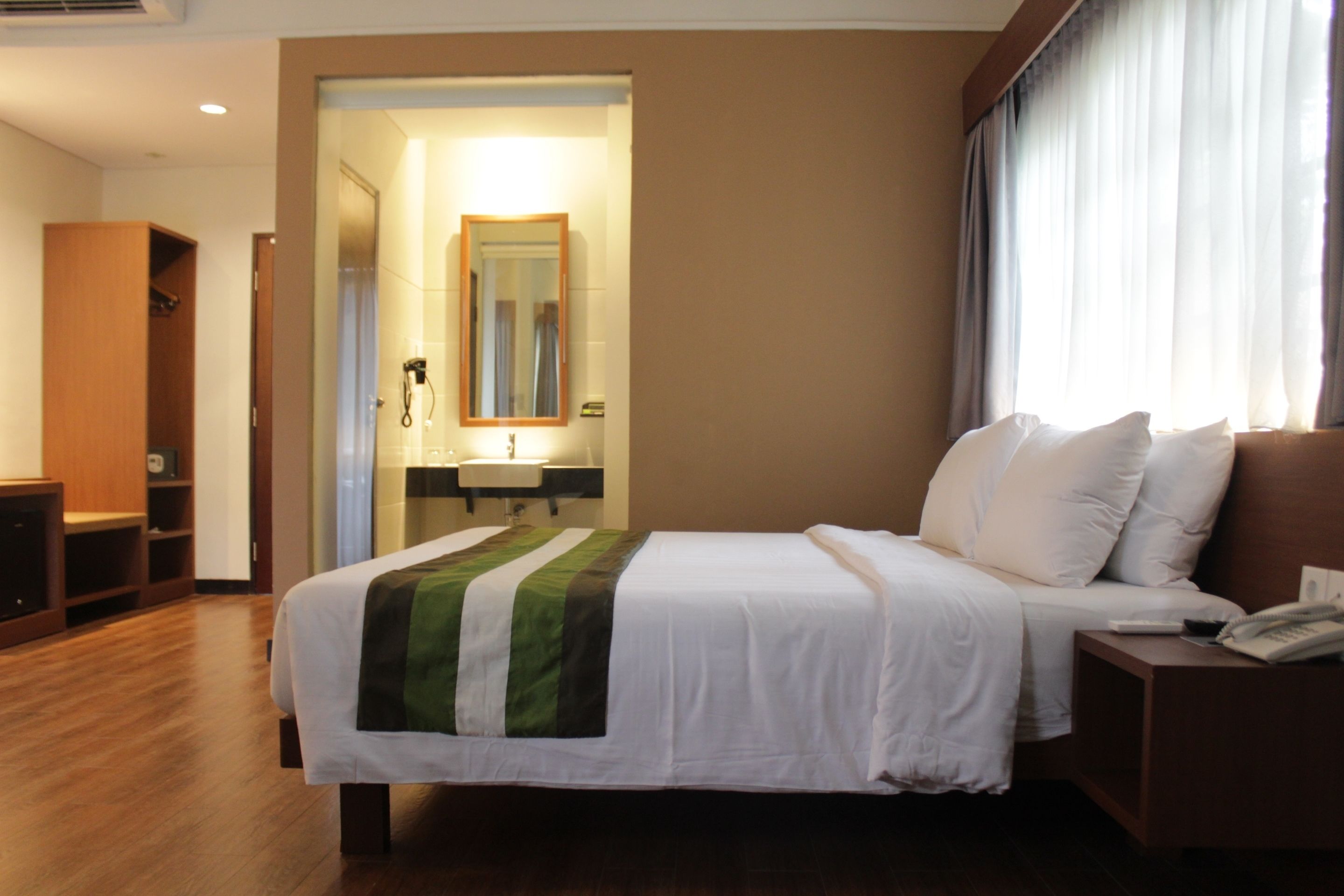deluxe room | in-room safe, desk, free wifi, bed sheets