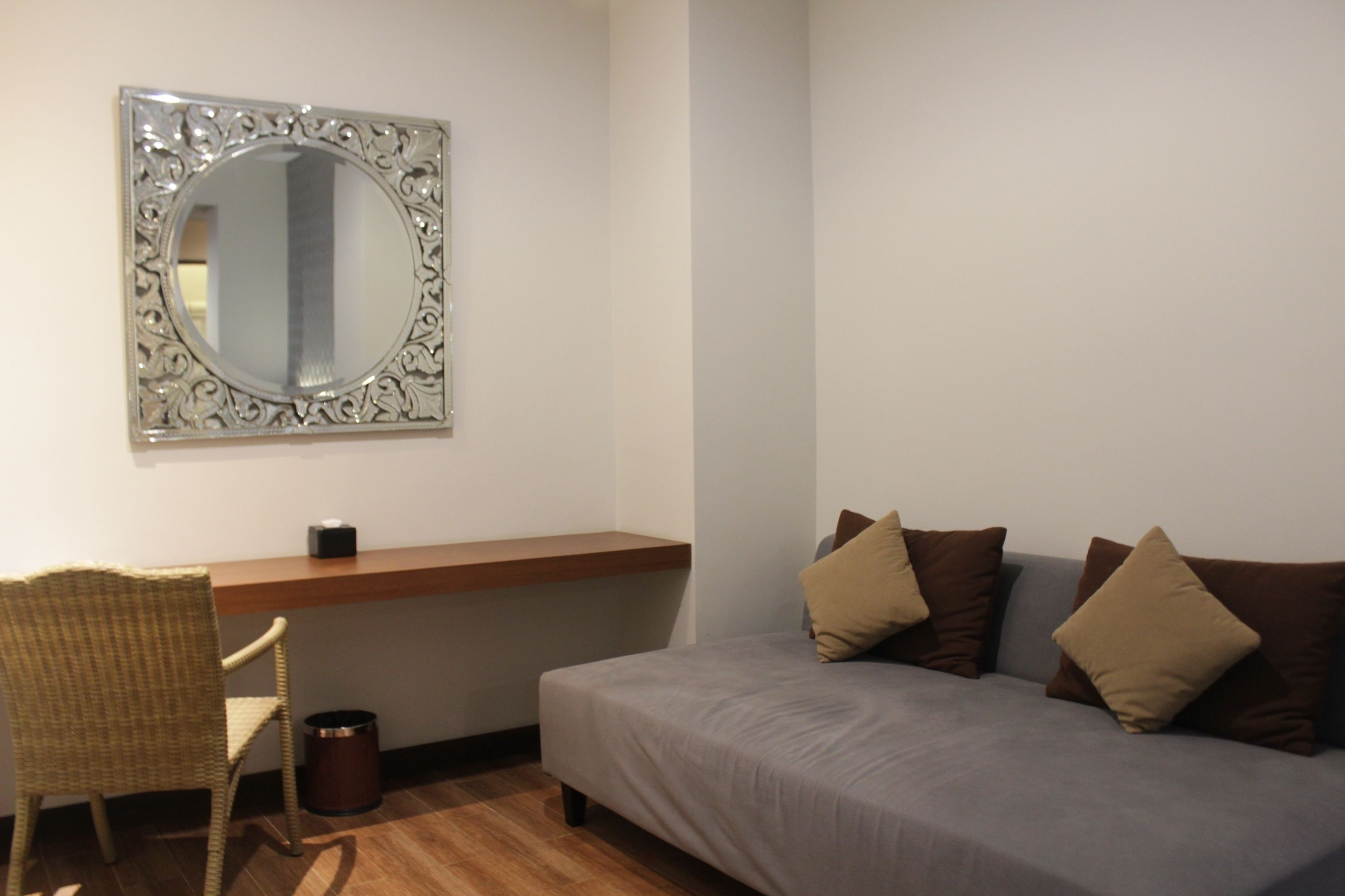 grand deluxe | living area | 26-inch lcd tv with cable channels, tv