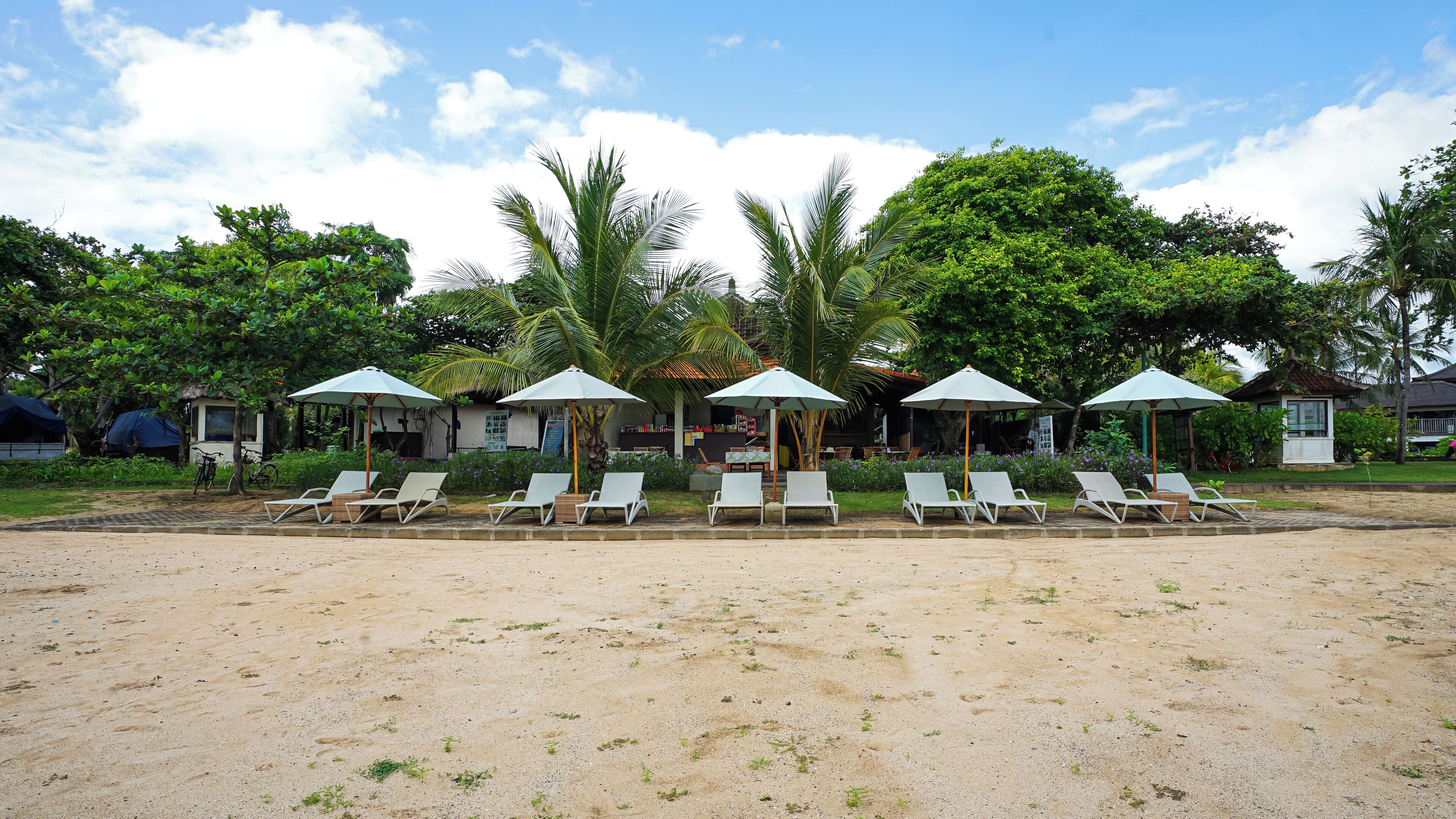 En la playa, arena blanca, toallas de playa