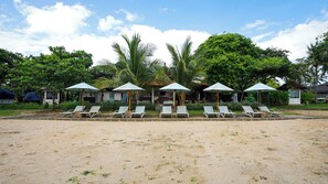 Am Strand, weißer Sandstrand, Strandtücher