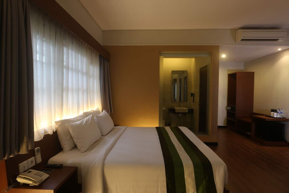 Deluxe Room | In-room safe, desk, free WiFi, bed sheets
