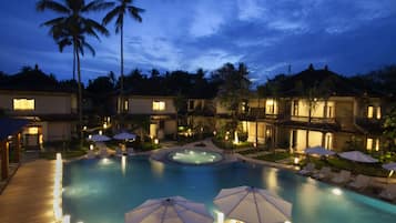 Kolam renang outdoor, dengan payung kolam renang dan kursi berjemur