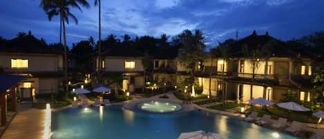 Piscina a l'aire lliure, para-sols i gandules