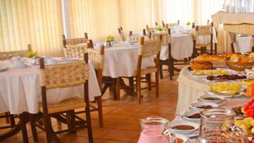 Esmorzar diari d'estil bufet gratuït