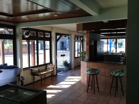 Sala de estar en el lobby. Hotel Piçarras