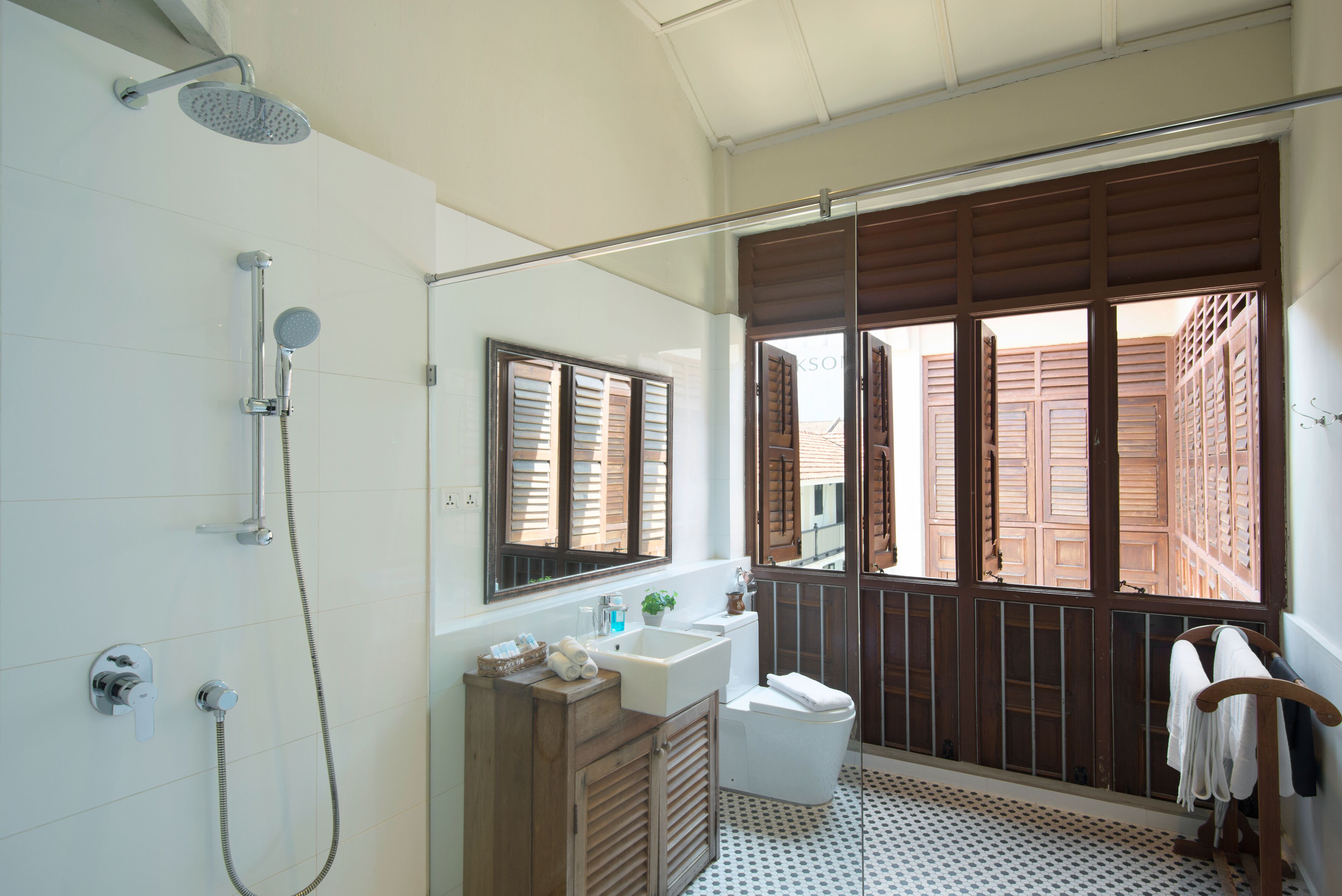 noordin suite | bathroom | shower, free toiletries, hair dryer, slippers