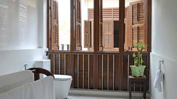 Noordin Suite | Bathroom | Shower, free toiletries, hair dryer, slippers