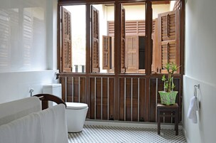 Noordin Suite | Bathroom | Shower, free toiletries, hair dryer, slippers