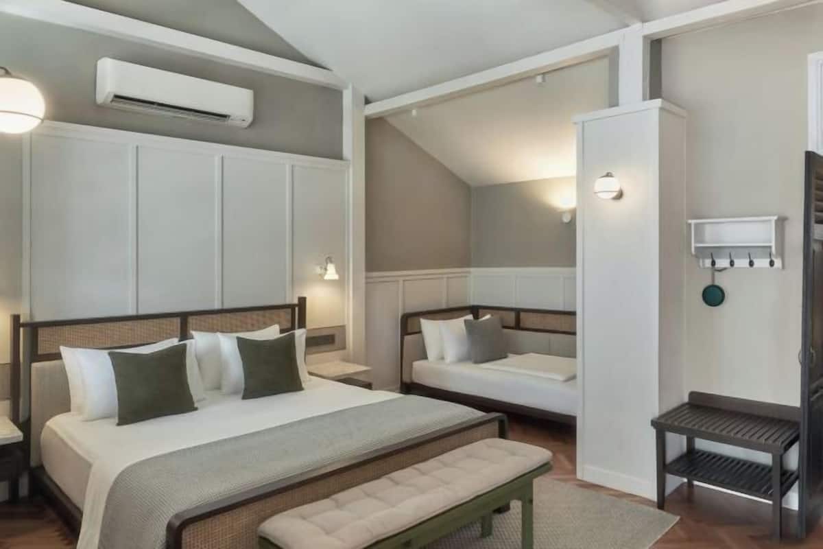 1 bedroom, in-room safe, desk, iron/ironing board