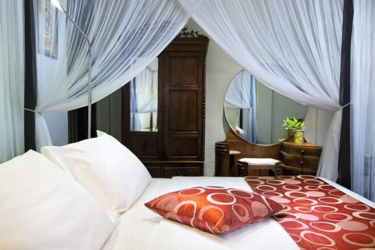 Tallelokero huoneessa, työpöytä, silitysrauta/-lauta, vauvansängyt