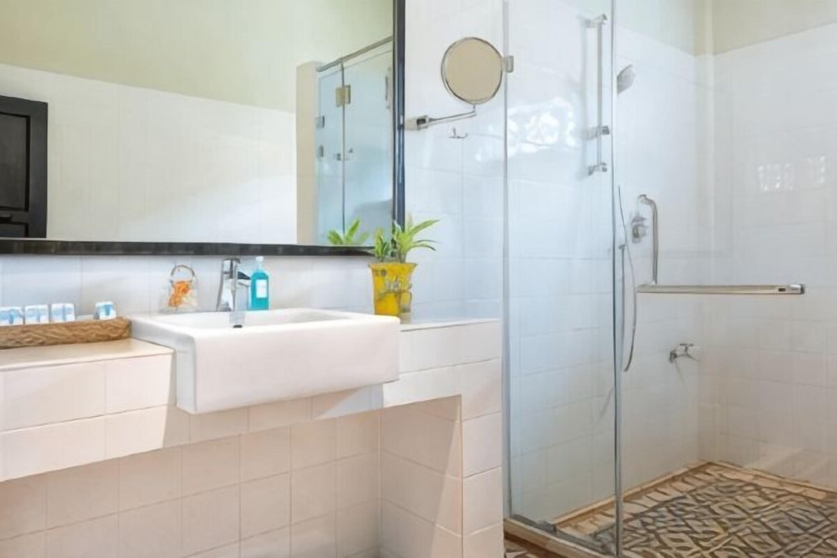 Baño | Regadera, amenidades de baño gratuitas, secadora de cabello, pantuflas