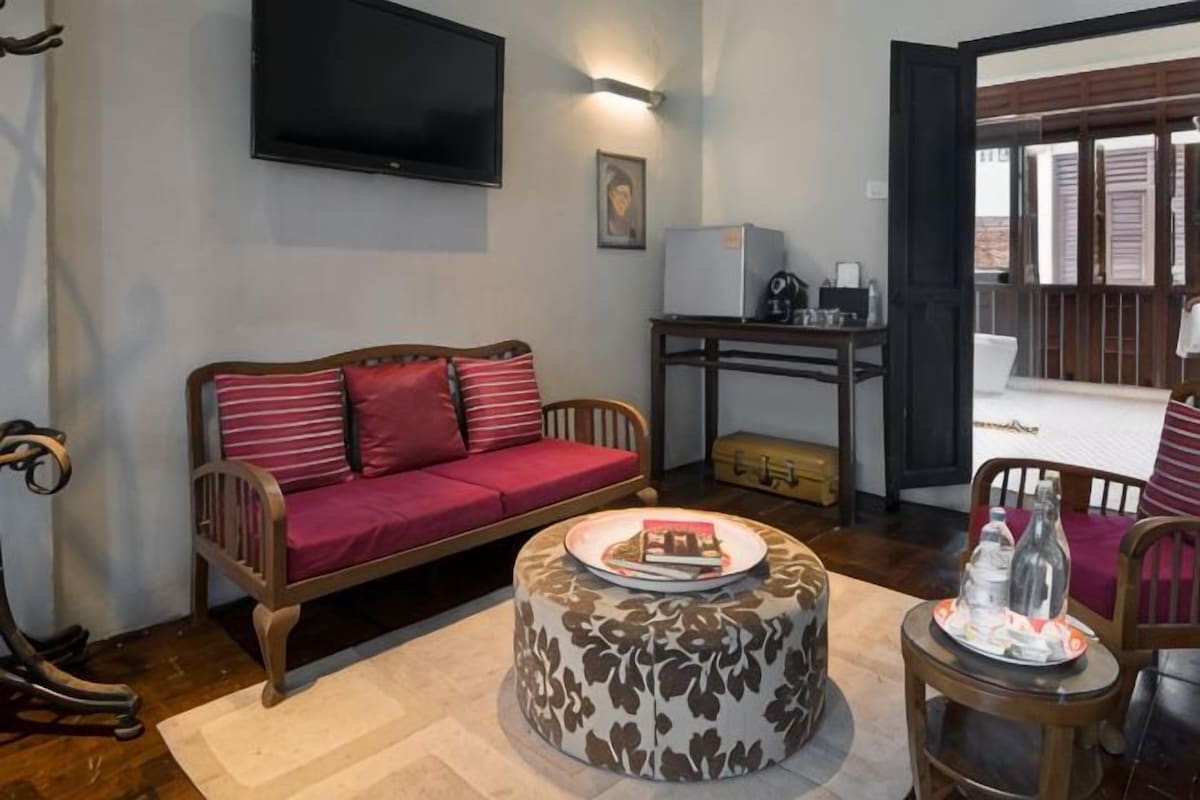 Living area | 32-inch flat-screen TV with cable channels, TV