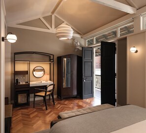 Mews Standard Room | Área de sala de estar | Televisión de pantalla plana de 32 pulgadas con canales por cable