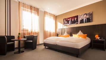 1 Schlafzimmer, individuell dekoriert, Schreibtisch
