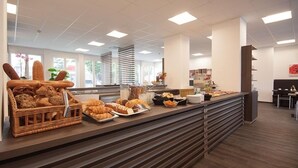 Een buffet met diverse gebakjes en patisserie.